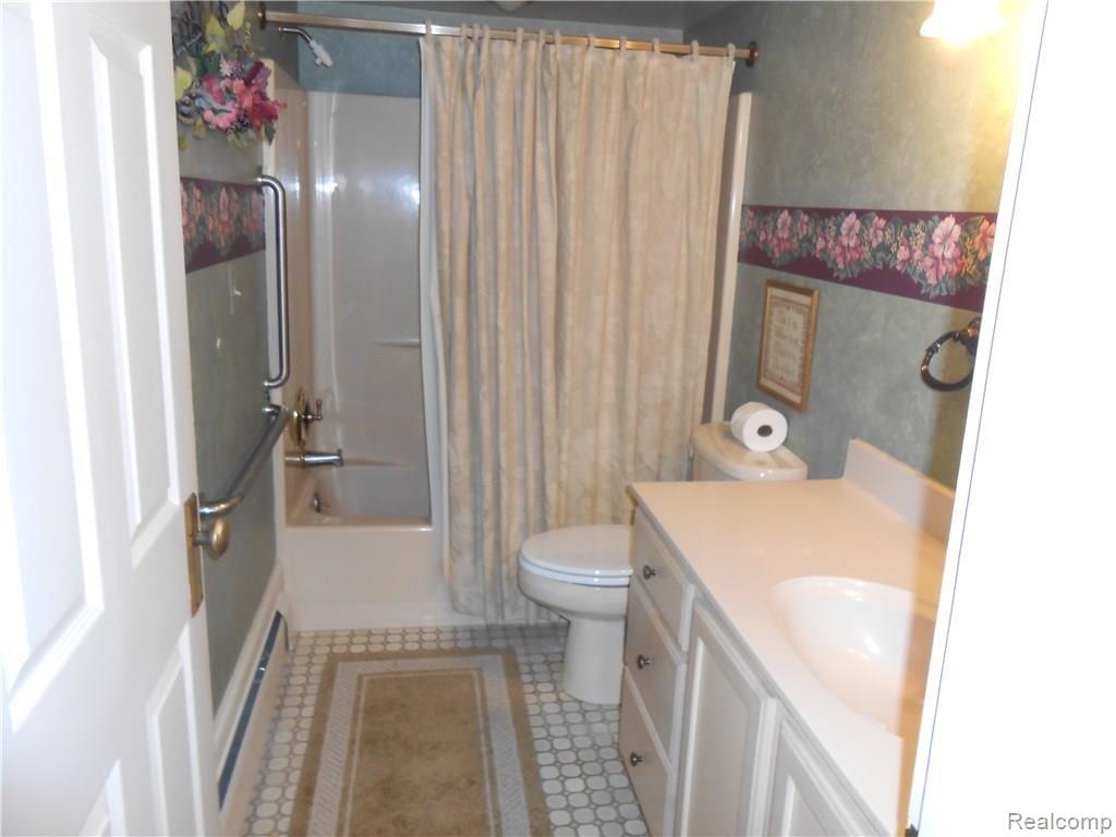 10405 North Rushton Road North South Lyon, MI 48178 - Photo 14 of 28 First Floor Full Bath
