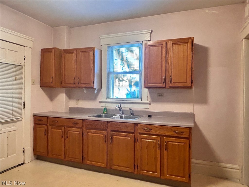 567 Fouse Avenue Akron, OH 44310 - Photo 4 of 19 lots of cabinets