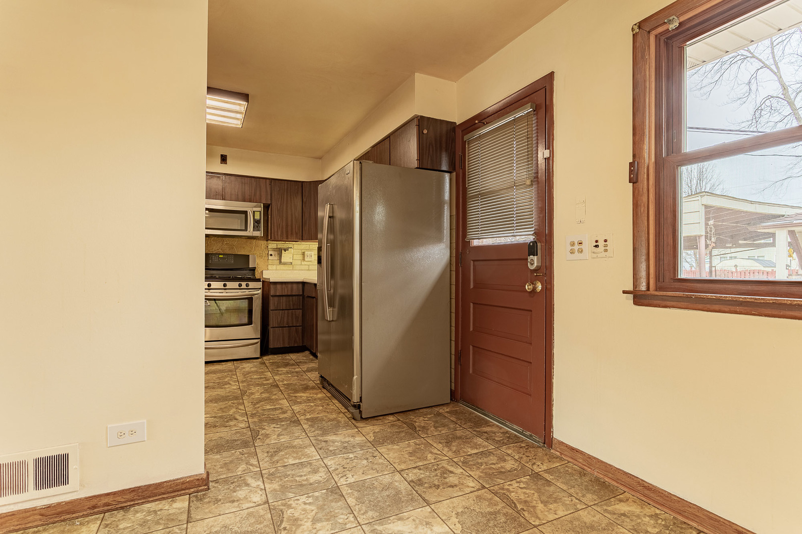 1506 West Palm Drive Mount Prospect, IL 60056 - Photo 6 of 19 a kitchen with refrigerator and window