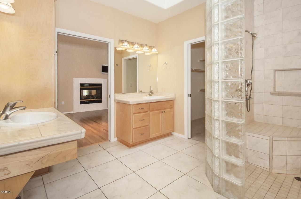 55 Gull Station Depoe Bay, OR 97341 - Photo 22 of 44 Master Bath