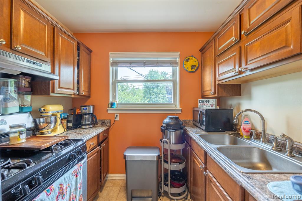 2704 West 13 Mile Road, Unit 12 Royal Oak, MI 48073 - Photo 15 of 20