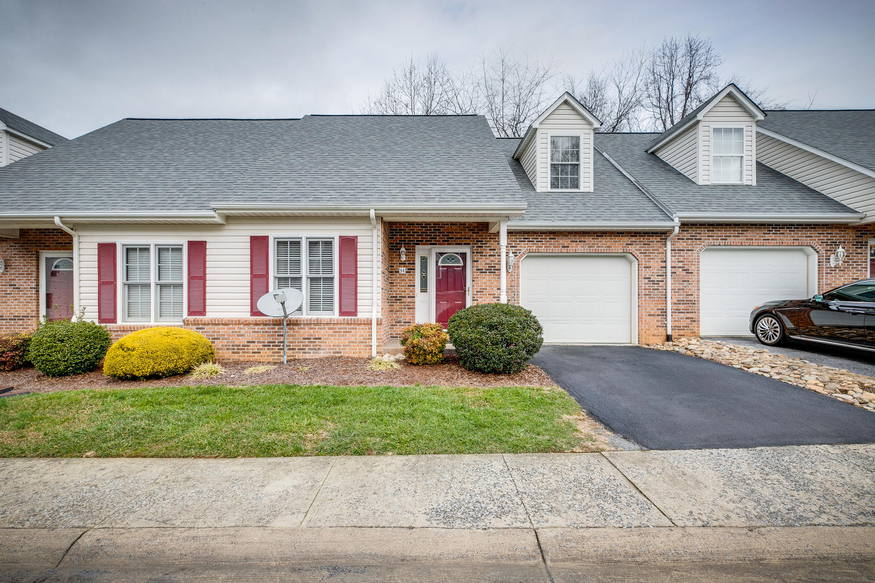 34 Cherokee Ridge Court, Unit 34 Johnson City, TN 37604 - Photo 2 of 33 002