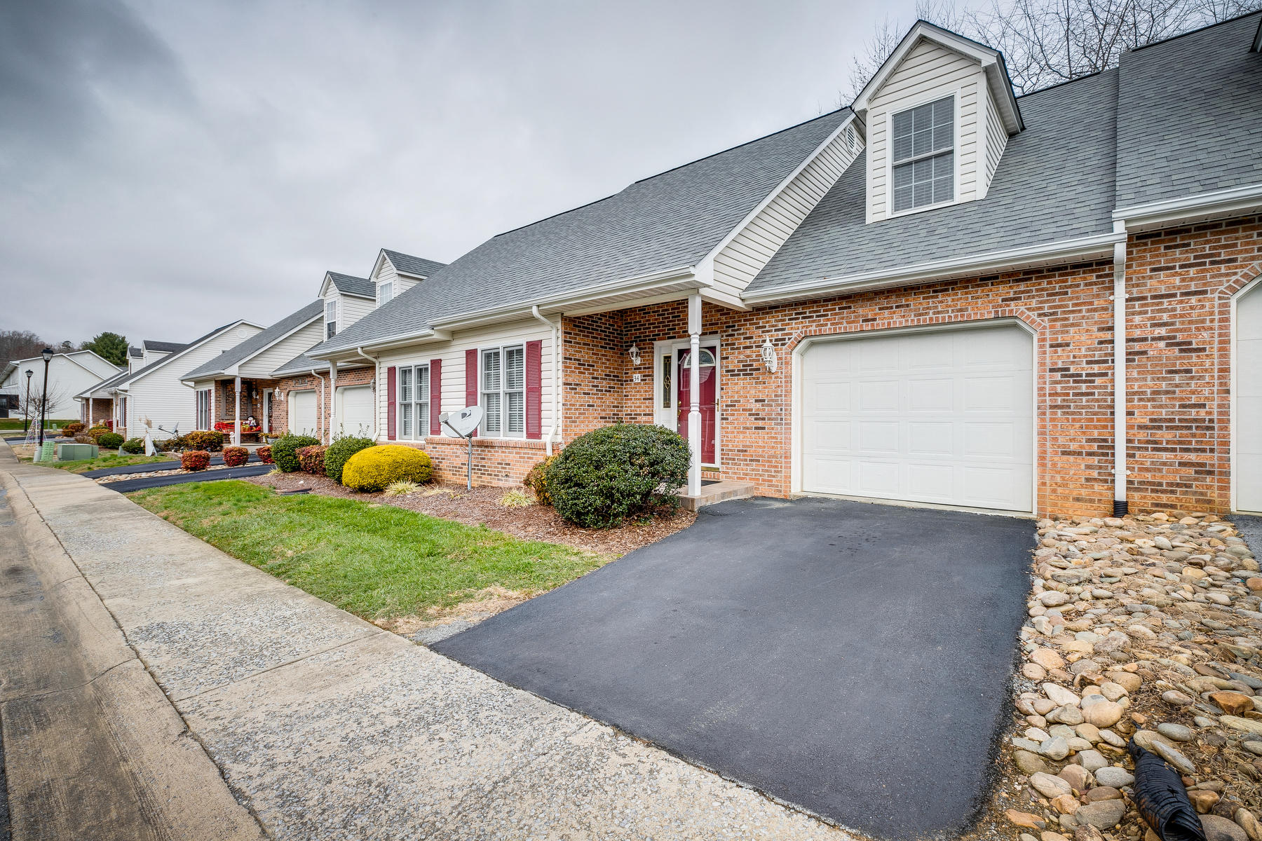 34 Cherokee Ridge Court, Unit 34 Johnson City, TN 37604 - Photo 3 of 33 003