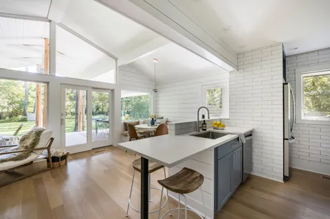 $1,295,000 | 49 Sherwood Lane, East Hampton, NY 11937