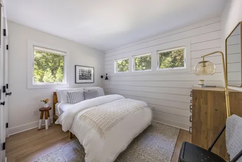 $1,295,000 | 49 Sherwood Lane, East Hampton, NY 11937