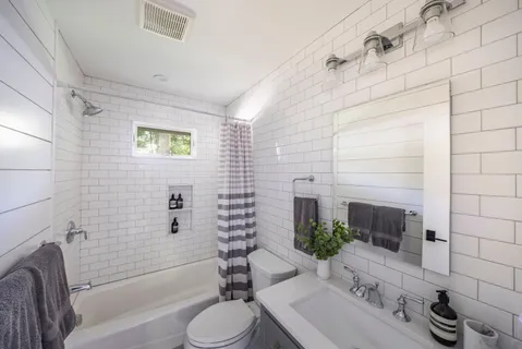 $1,295,000 | 49 Sherwood Lane, East Hampton, NY 11937