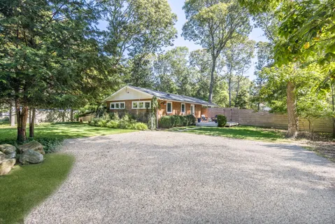 $1,295,000 | 49 Sherwood Lane, East Hampton, NY 11937