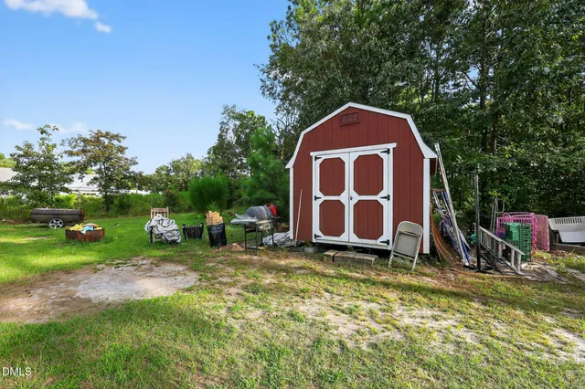 a view of backyard with trees