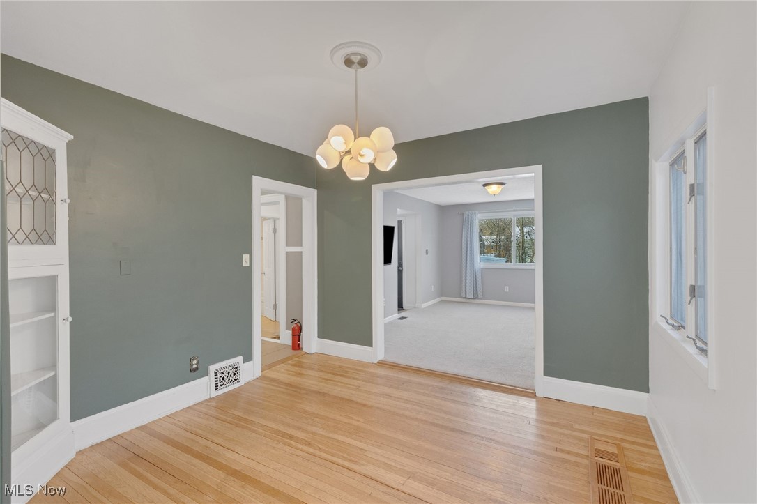 2542 Queenston Road Cleveland, OH 44118 - Photo 10 of 36