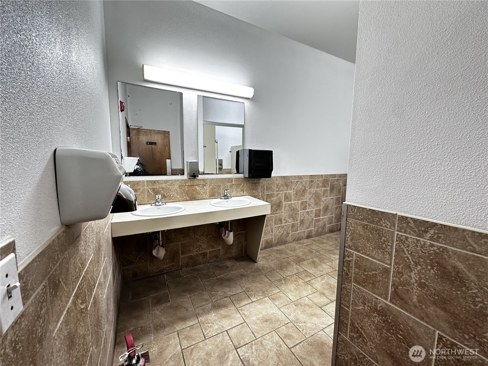 2701 Sumner Avenue Aberdeen, WA 98520 - Photo 11 of 11 a bathroom with a sink and a mirror