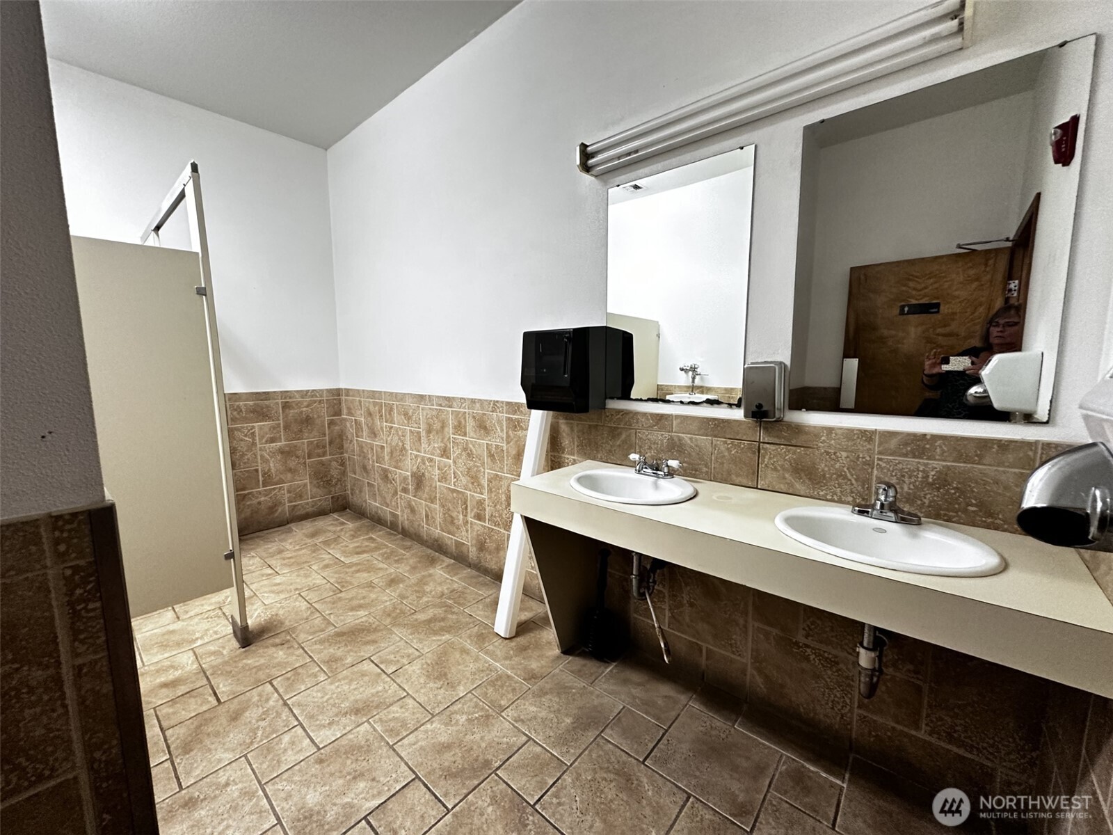 2701 Sumner Avenue Aberdeen, WA 98520 - Photo 11 of 11 a bathroom with a double vanity sink mirror and bathtub
