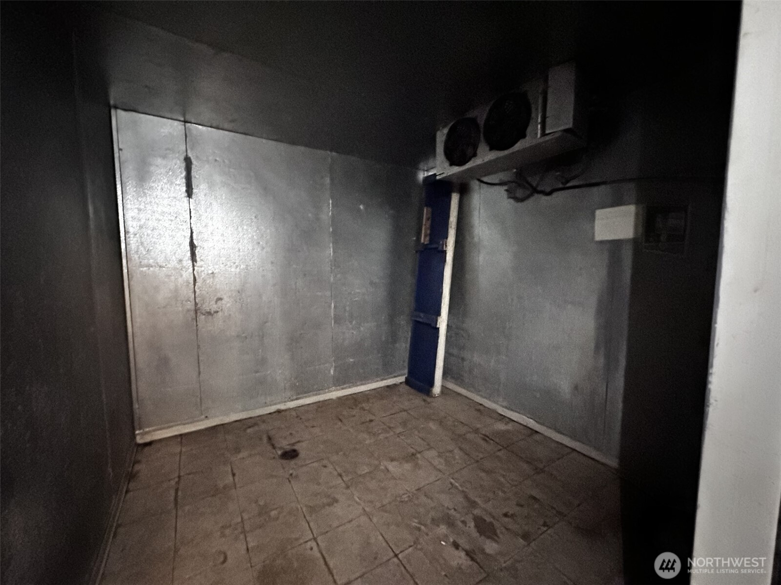 2701 Sumner Avenue Aberdeen, WA 98520 - Photo 8 of 11 a view of an empty room