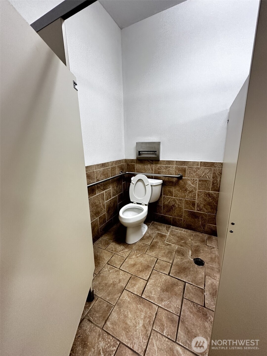 2701 Sumner Avenue Aberdeen, WA 98520 - Photo 9 of 11 a bathroom with a toilet and a sink