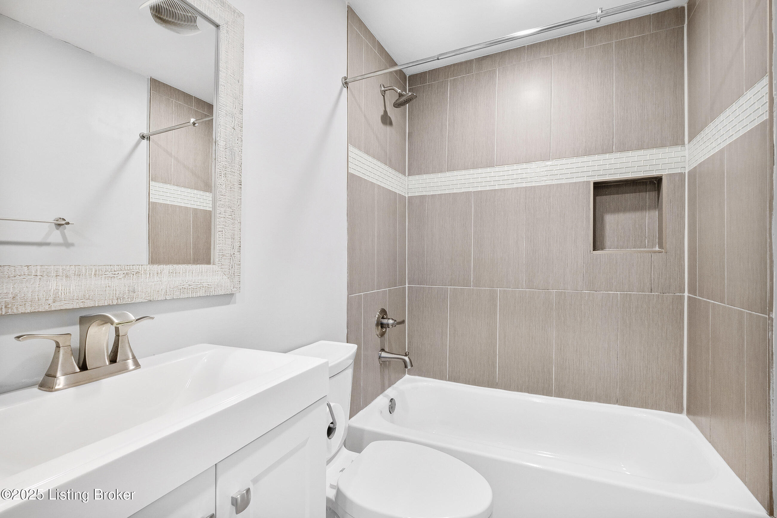 3063 University Road Louisville, KY 40206 - Photo 32 of 39 Hallway full bathroom