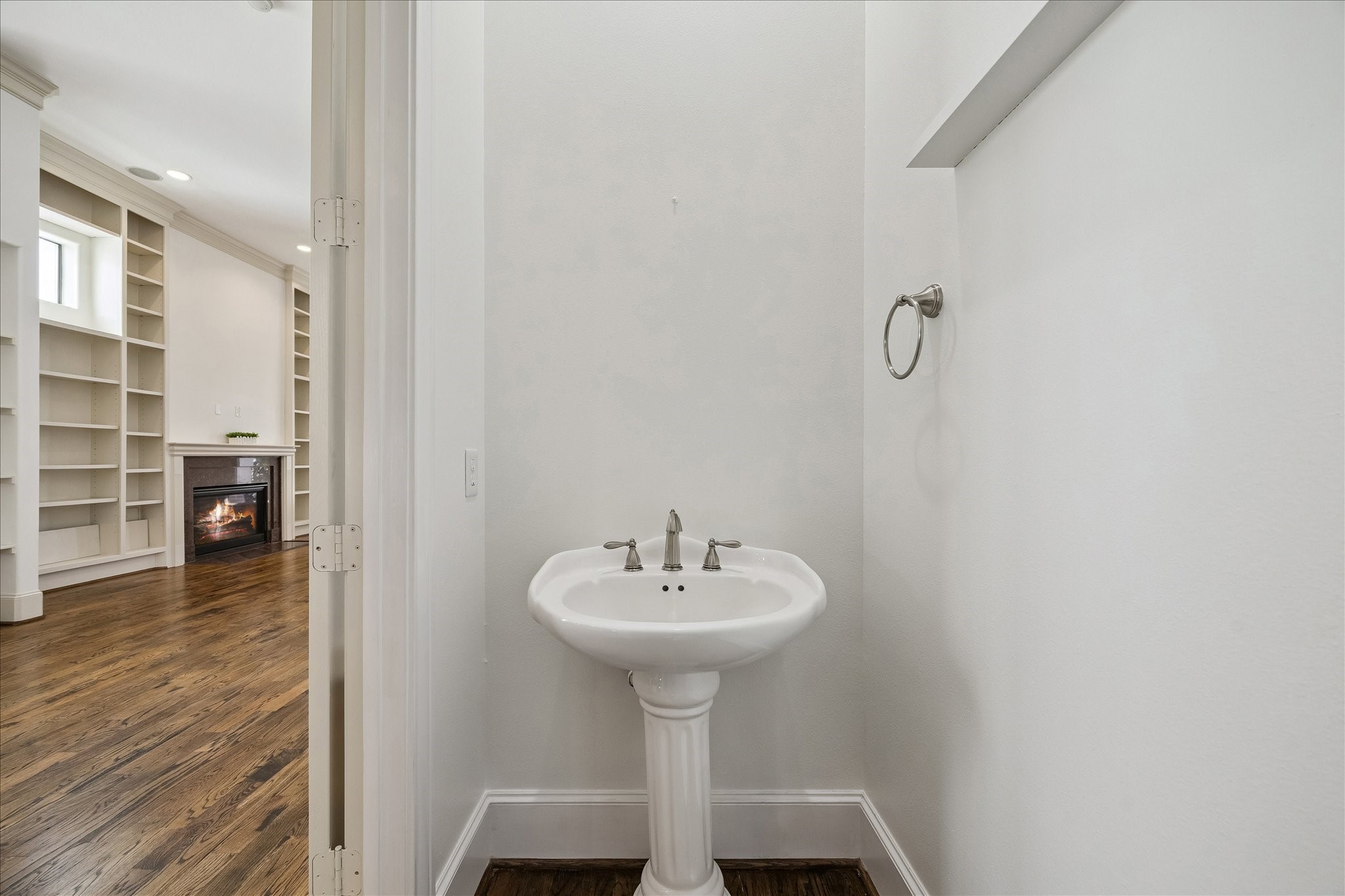 1407 Shearn Street Houston, TX 77007 - Photo 17 of 35 Powder bath located on second floor.