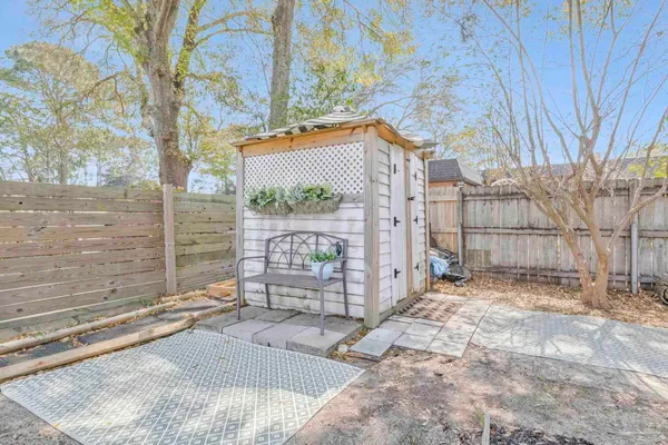 a view of a backyard