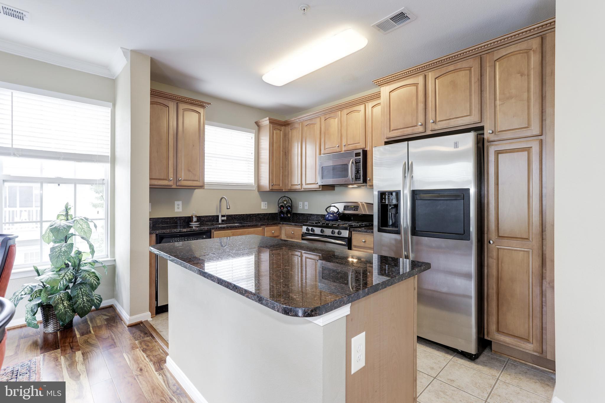 13105 Marcey Creek Road Herndon, VA 20171 - Photo 10 of 25 42 Inch Maple Cabinets, Stainless Appliances