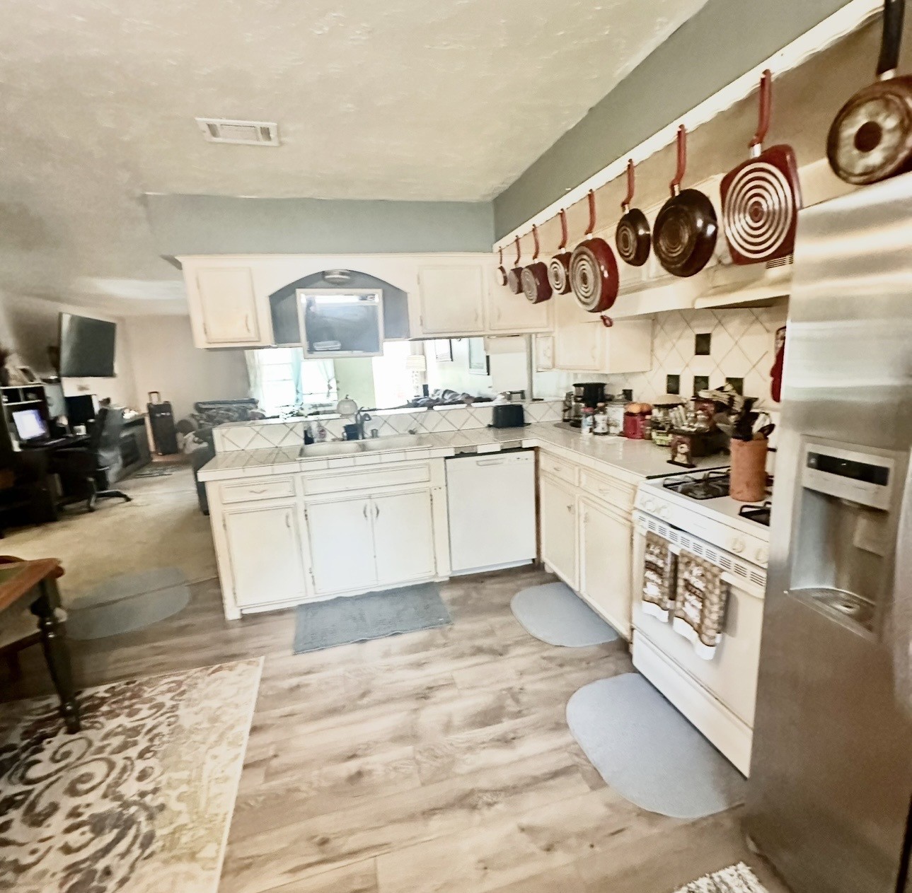 705 Phyllis Court Conroe, TX 77303 - Photo 3 of 17