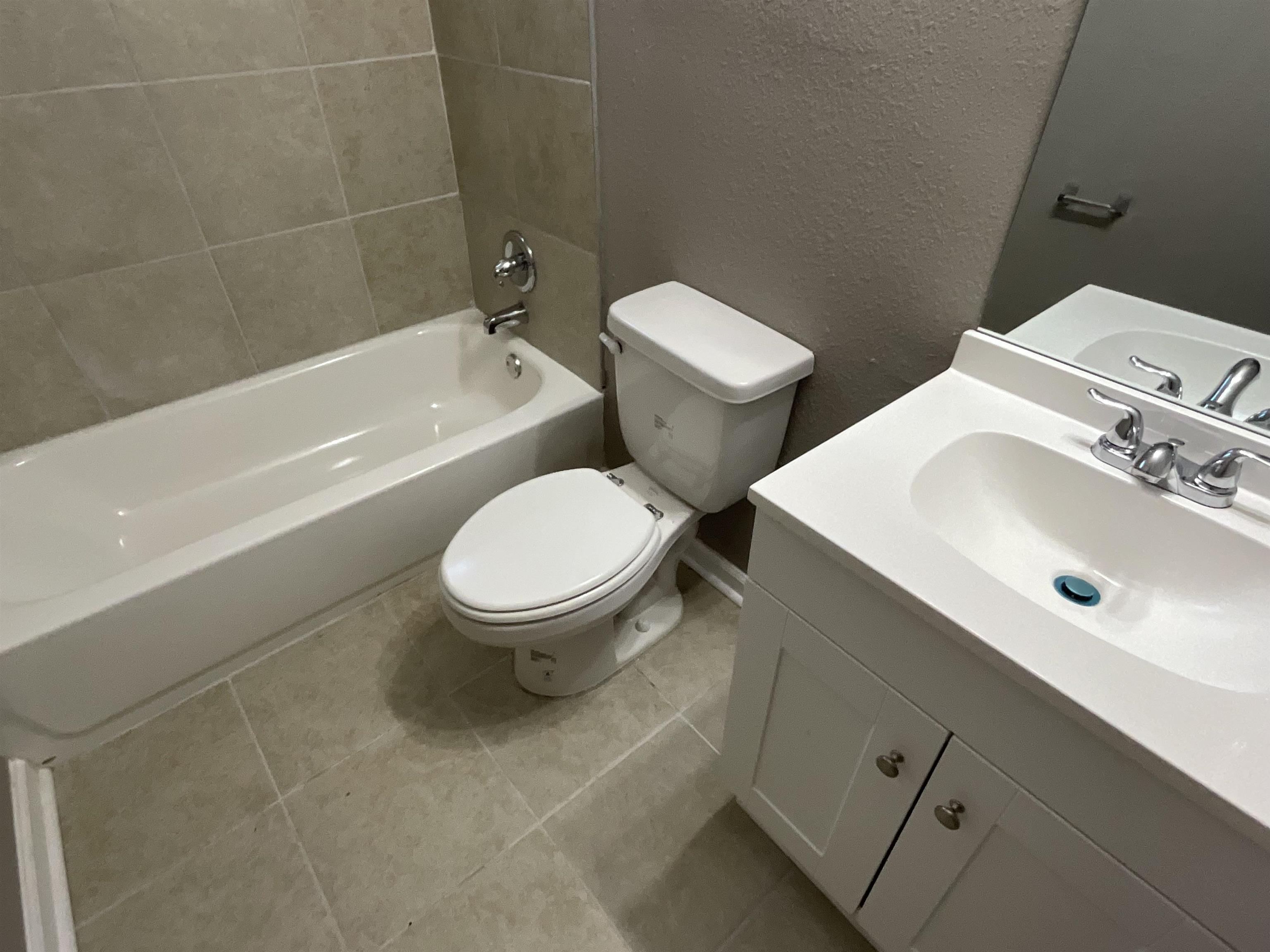 3117 Yale Avenue Memphis, TN 38112 - Photo 6 of 7 a bathroom with a sink toilet and bathtub