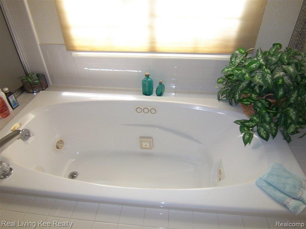 679 Lake Ridge Road Rochester, MI 48307 - Photo 20 of 24 lake ridge 035.JPG
