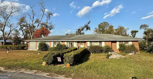 a view of a house with a yard