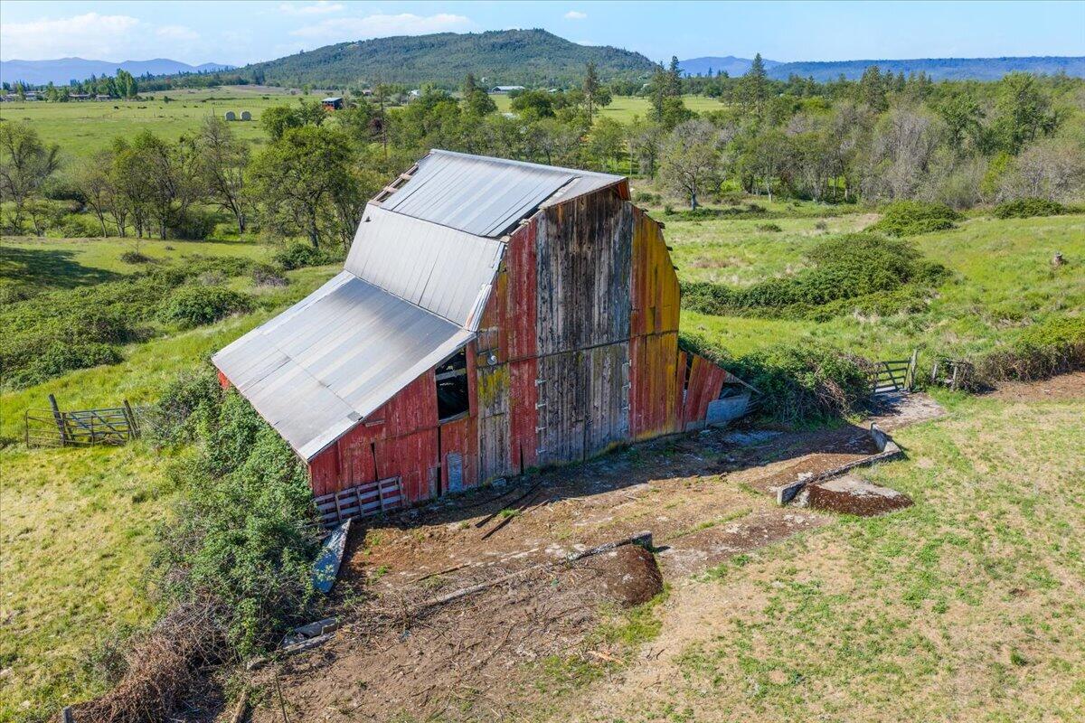 14717 Highway 62 Eagle Point, OR 97524 - Photo 7 of 14