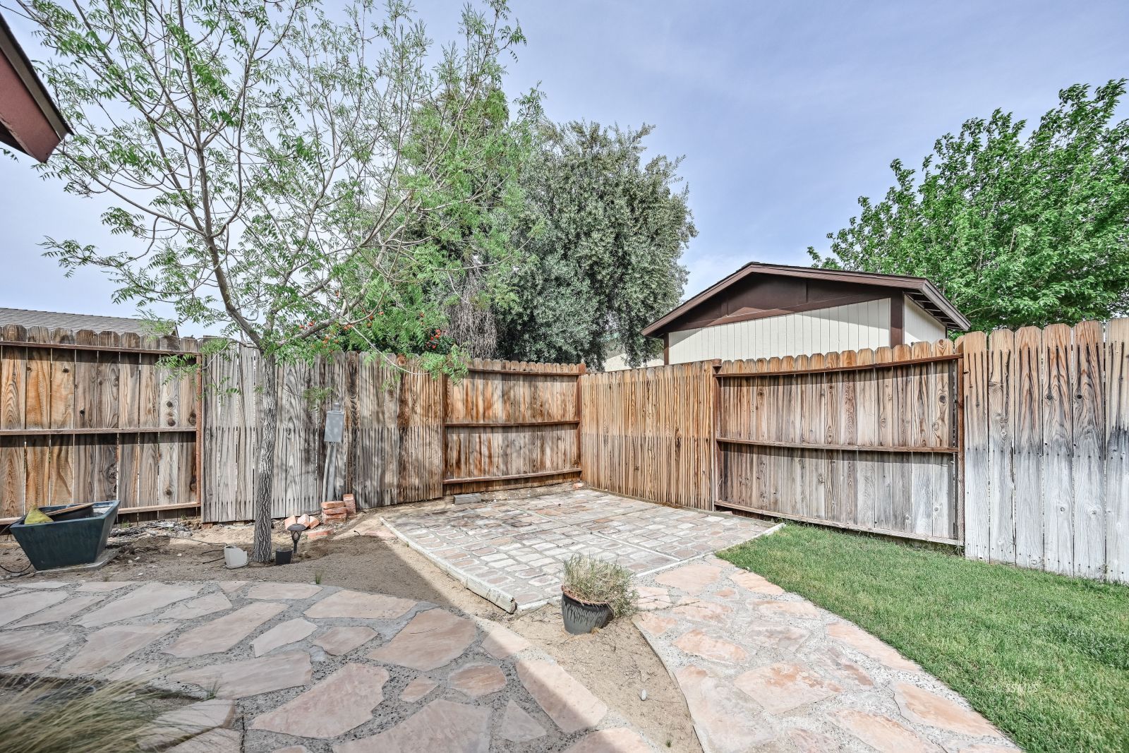 131 Chambers Street Ridgecrest, CA 93555 - Photo 24 of 28 a backyard of a house