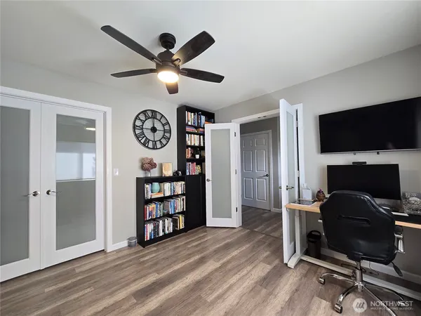 a view of a livingroom with a workspace