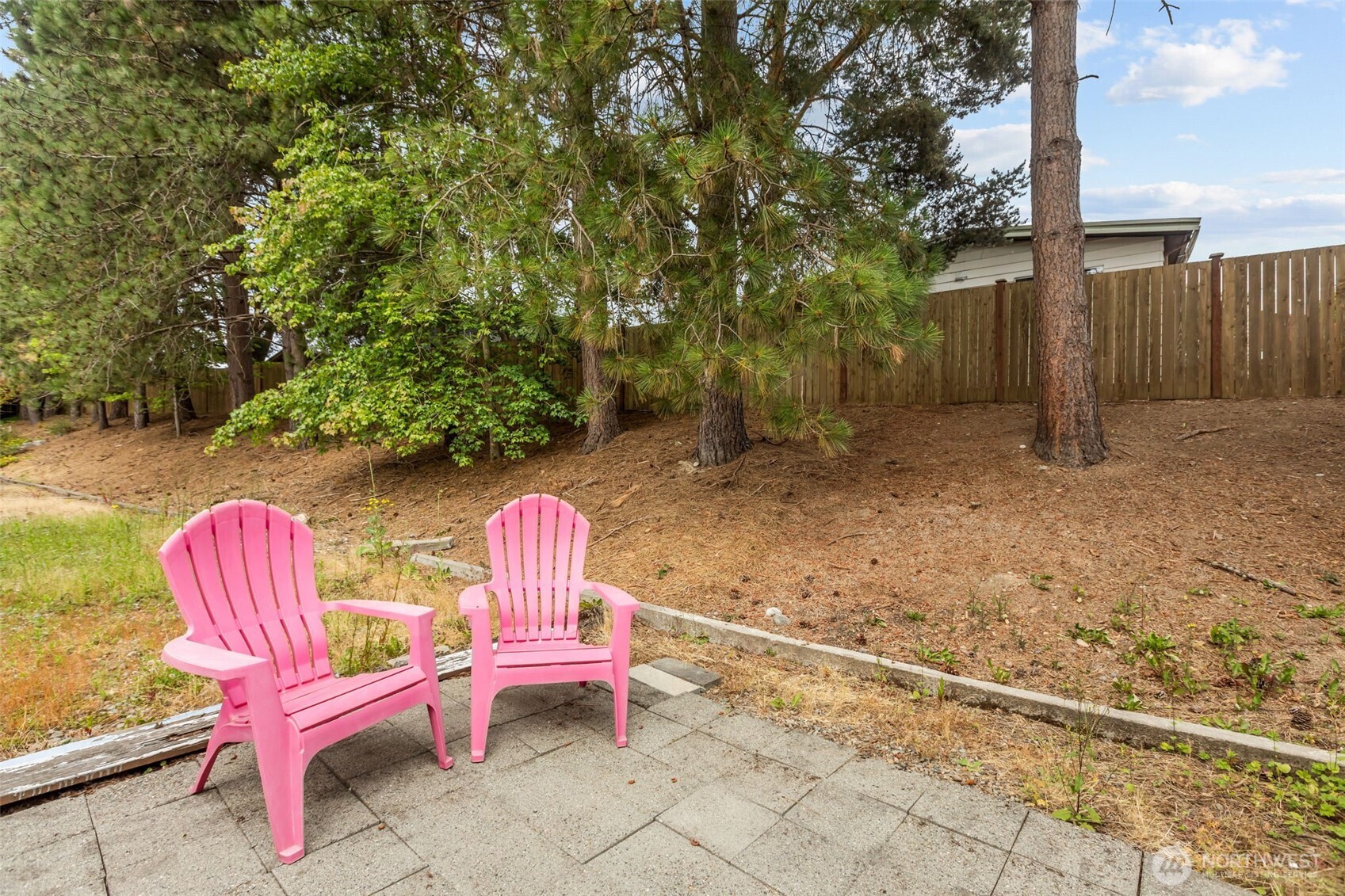 20750 113th Place Southeast Kent, WA 98031 - Photo 32 of 38 a backyard with a table and chairs