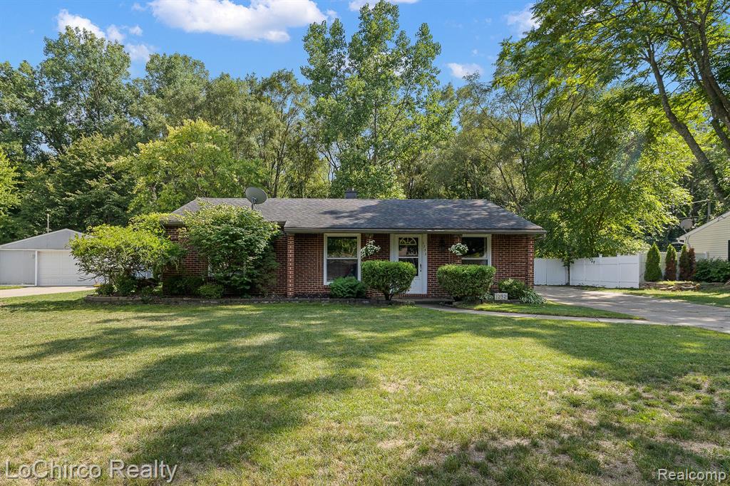 1232 Avon Manor Road Rochester Hills, MI 48307 - Photo 2 of 45