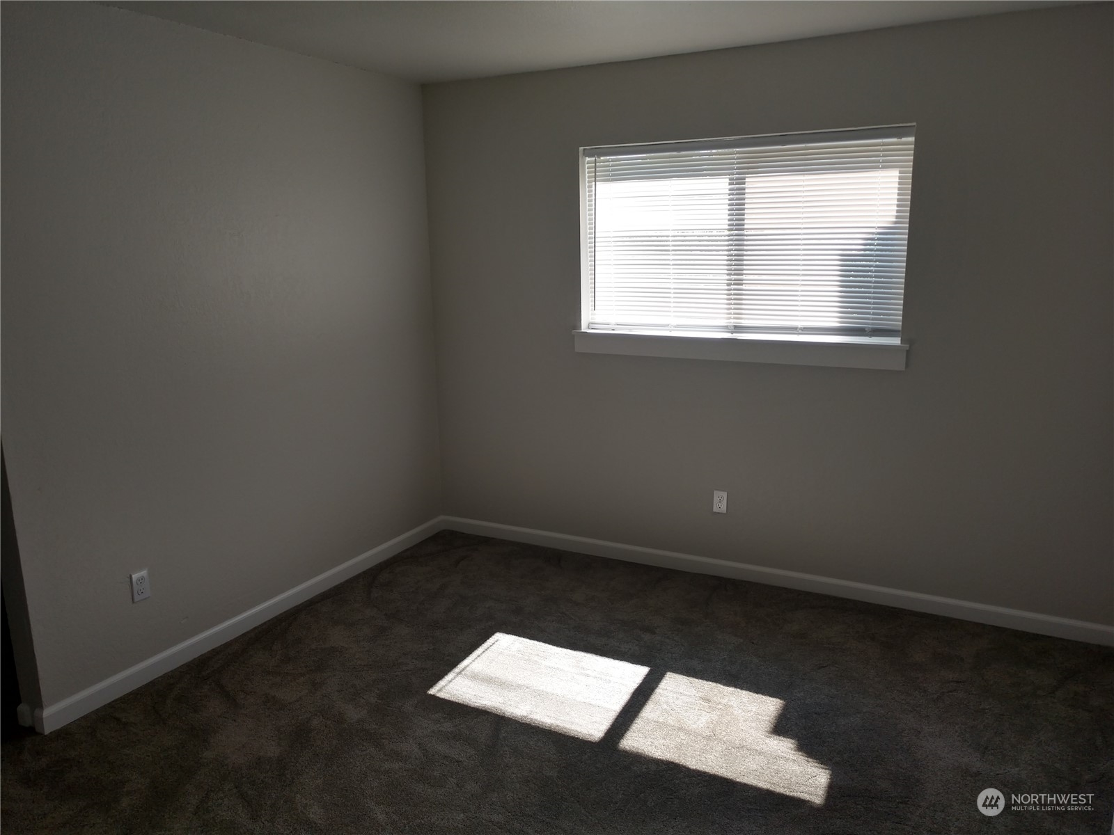 1902 Rockefeller Avenue Everett, WA 98201 - Photo 16 of 17 an empty room with a window