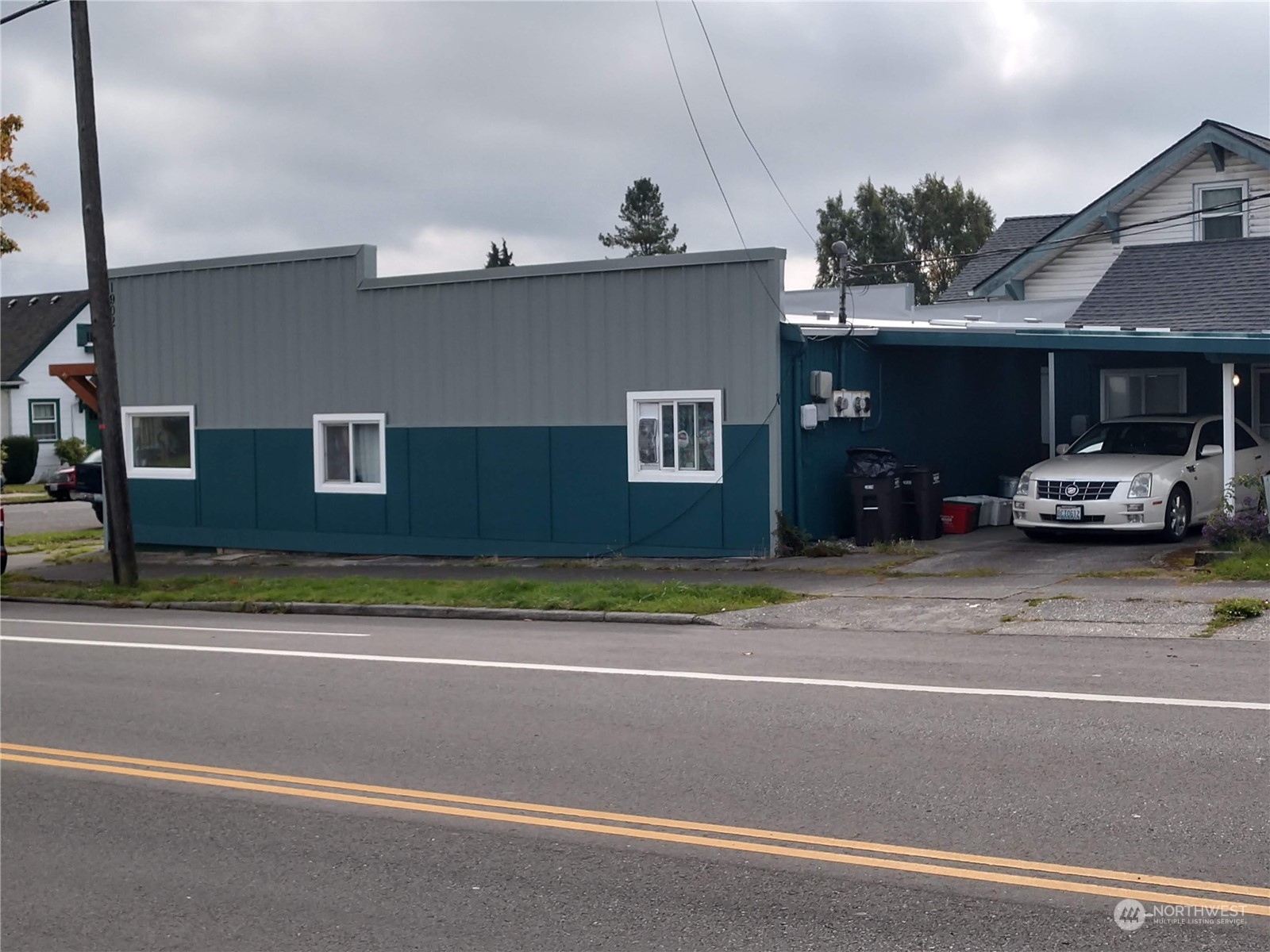 1902 Rockefeller Avenue Everett, WA 98201 - Photo 2 of 17 a view of a car park front of a house