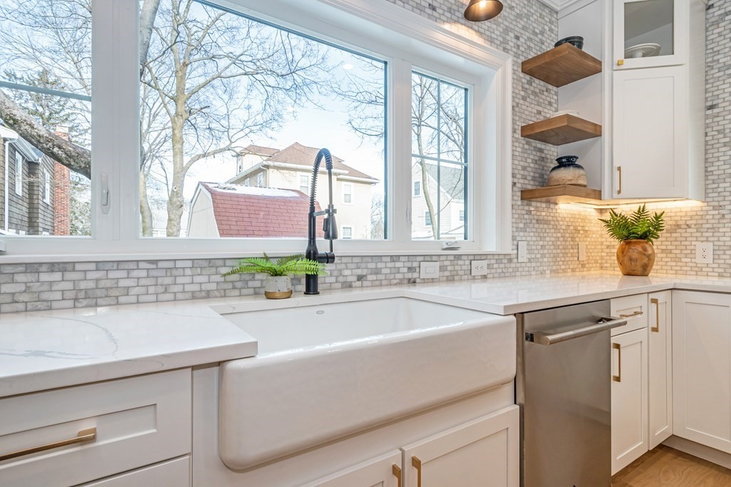 74 Oak Street Lexington, MA 02421 - Photo 8 of 39 Gallery Image 8