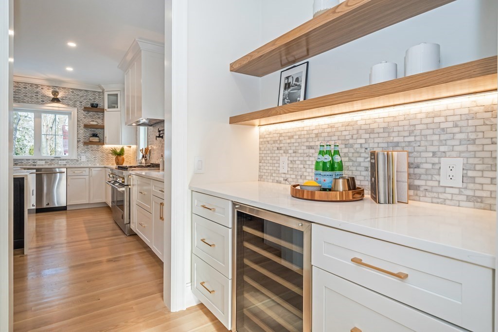 74 Oak Street Lexington, MA 02421 - Photo 10 of 39 Gallery Image 10