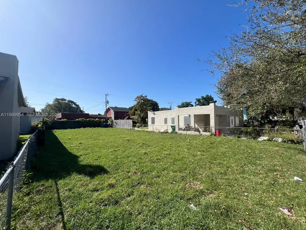 a view of a back yard