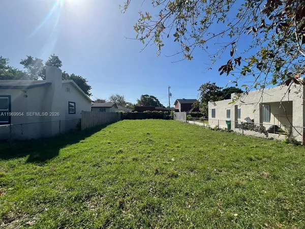 a view of a back yard of the house