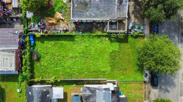 a view of an house with backyard space and garden