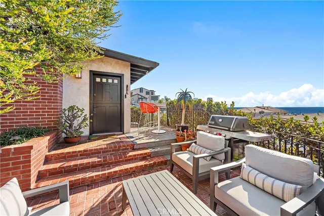 a view of a terrace with couches and city view
