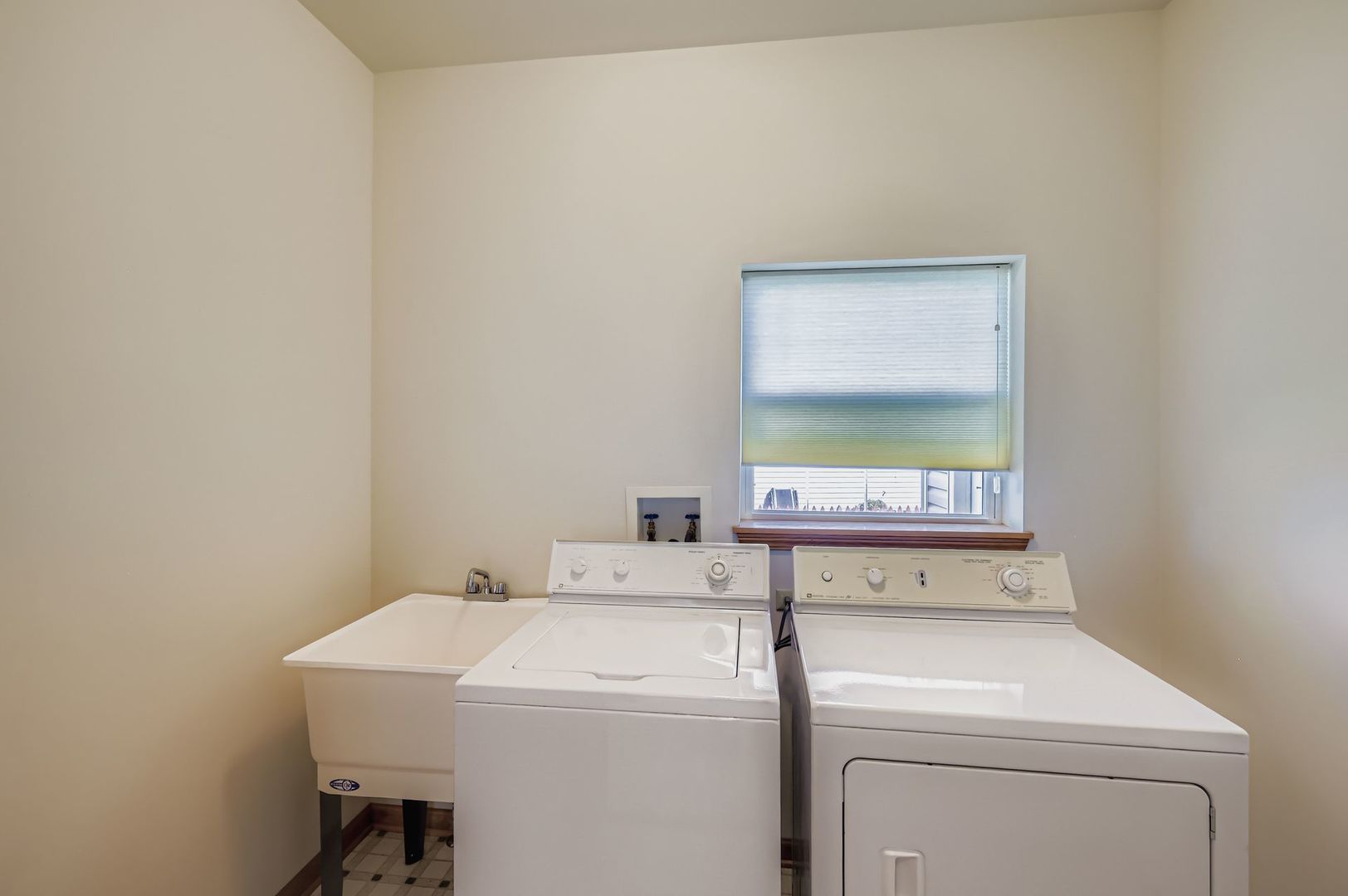 1920 Butler Drive Bartlett, IL 60103 - Photo 25 of 27 a utility room with dryer and washer