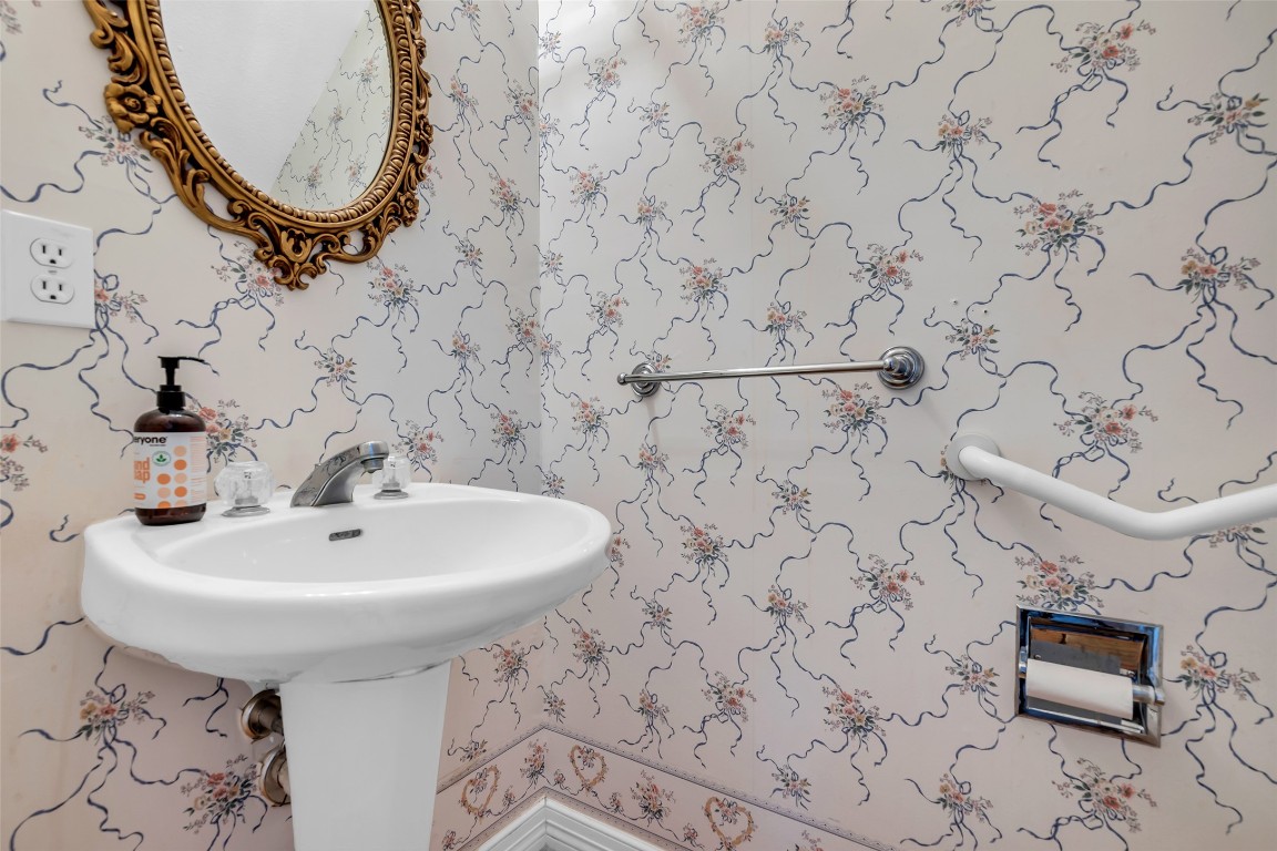 4123 Drake Street Houston, TX 77005 - Photo 16 of 39 First Floor Powder Room