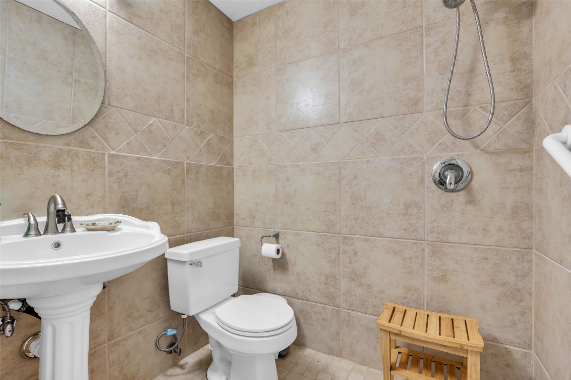 4123 Drake Street Houston, TX 77005 - Photo 39 of 39 Back Building Bathroom