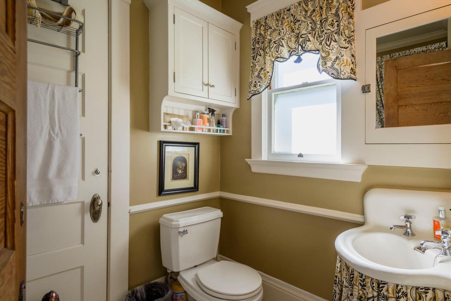 466 Ruthven Avenue Palo Alto, CA 94301 - Photo 5 of 12 a bathroom with a toilet sink and mirror