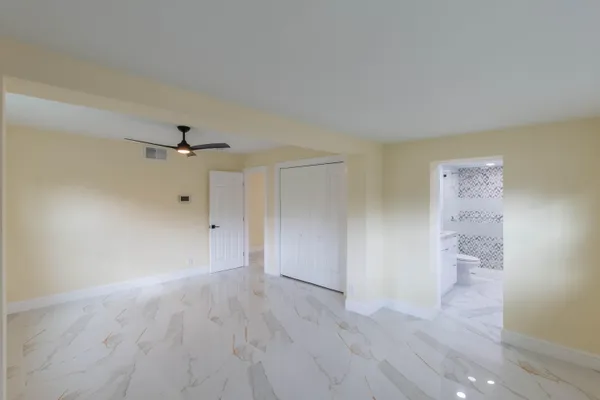 a view of empty room with ceiling fan