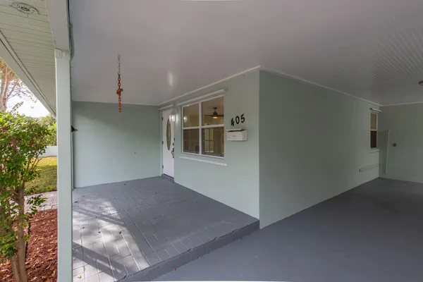 a view of a pathway of a house with wooden fence