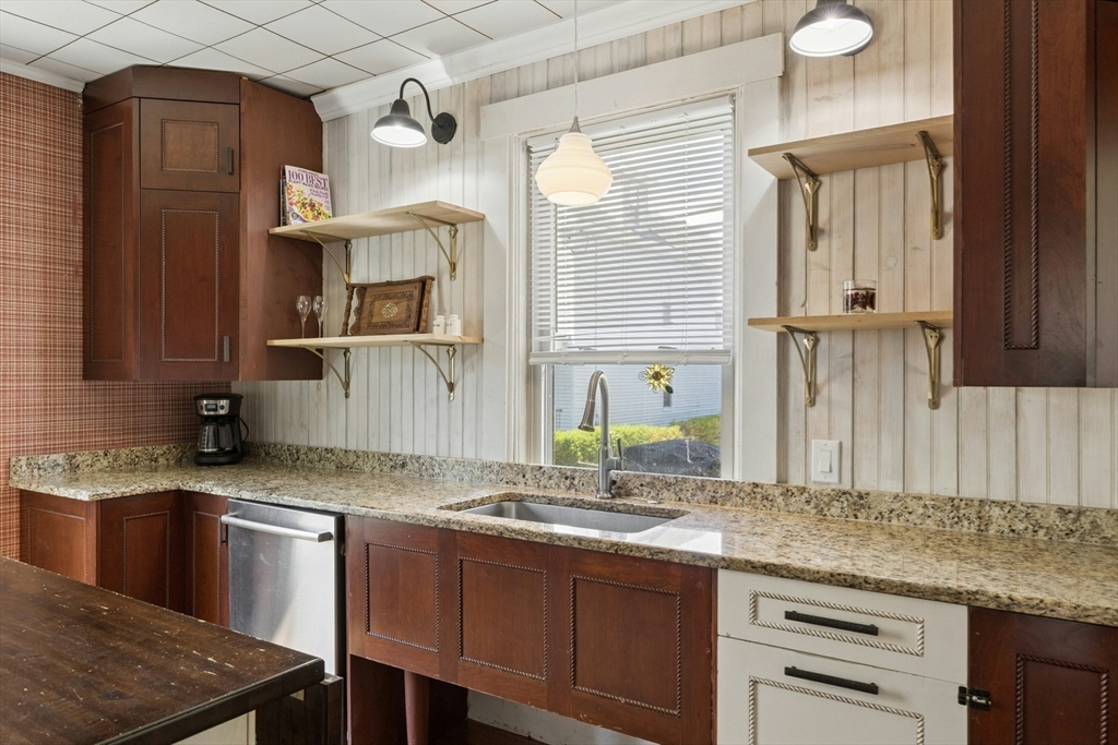 216 Walnut Street Clinton, MA 01510 - Photo 7 of 42