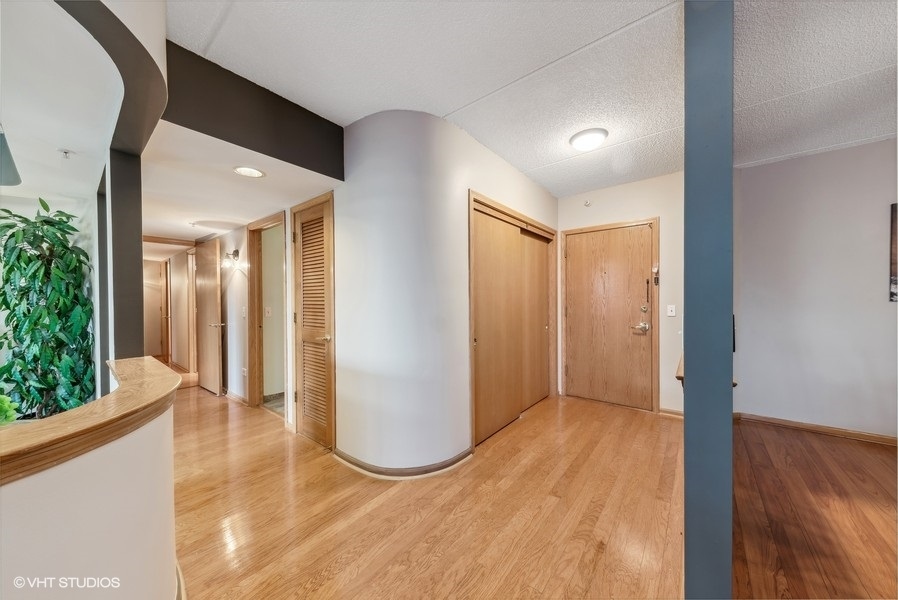 650 South River Road, Unit 401 Des Plaines, IL 60016 - Photo 3 of 18 Gallery Image 3
