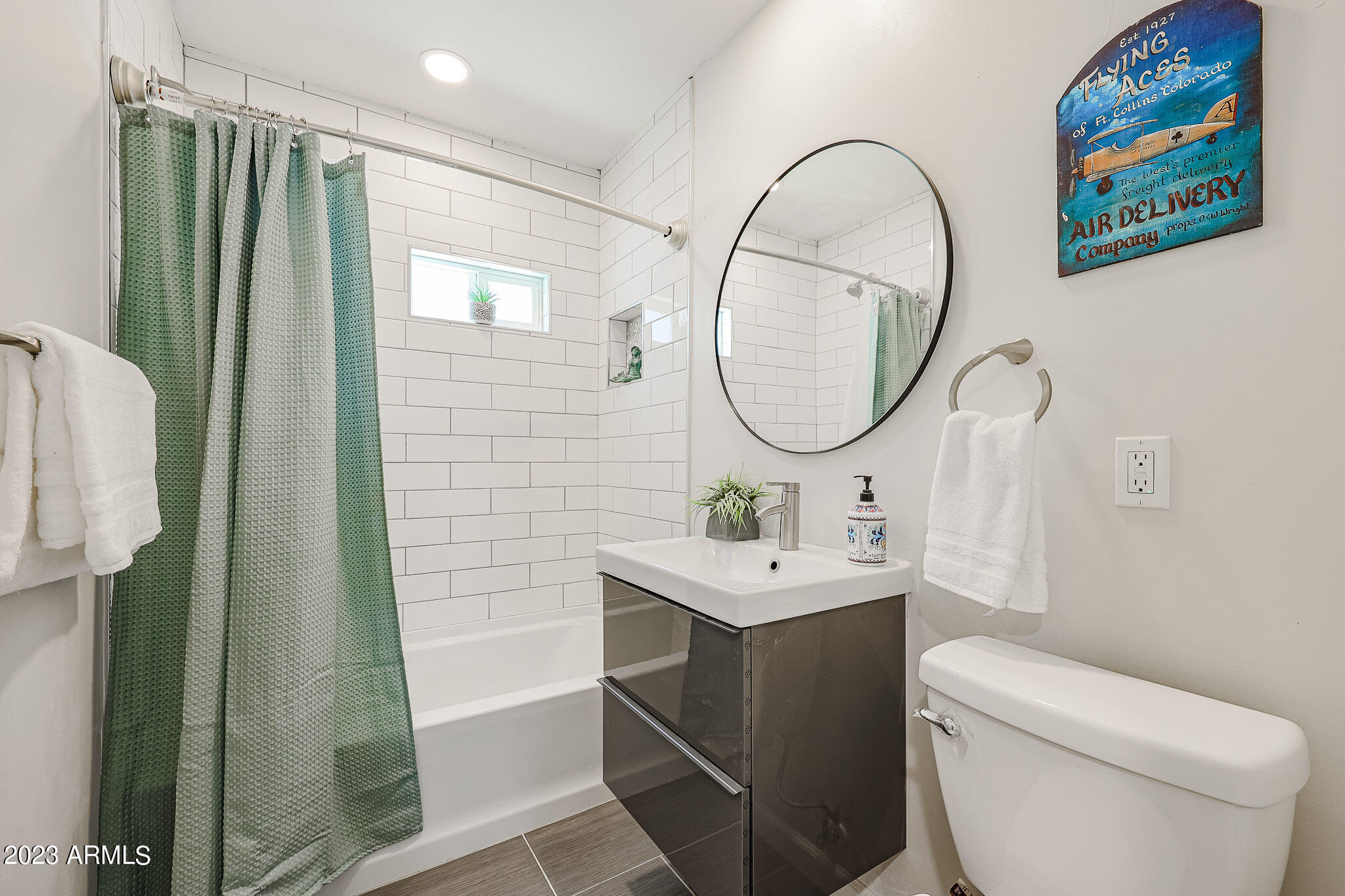 2547 West Adams Street Phoenix, AZ 85009 - Photo 11 of 42 Hallway bath