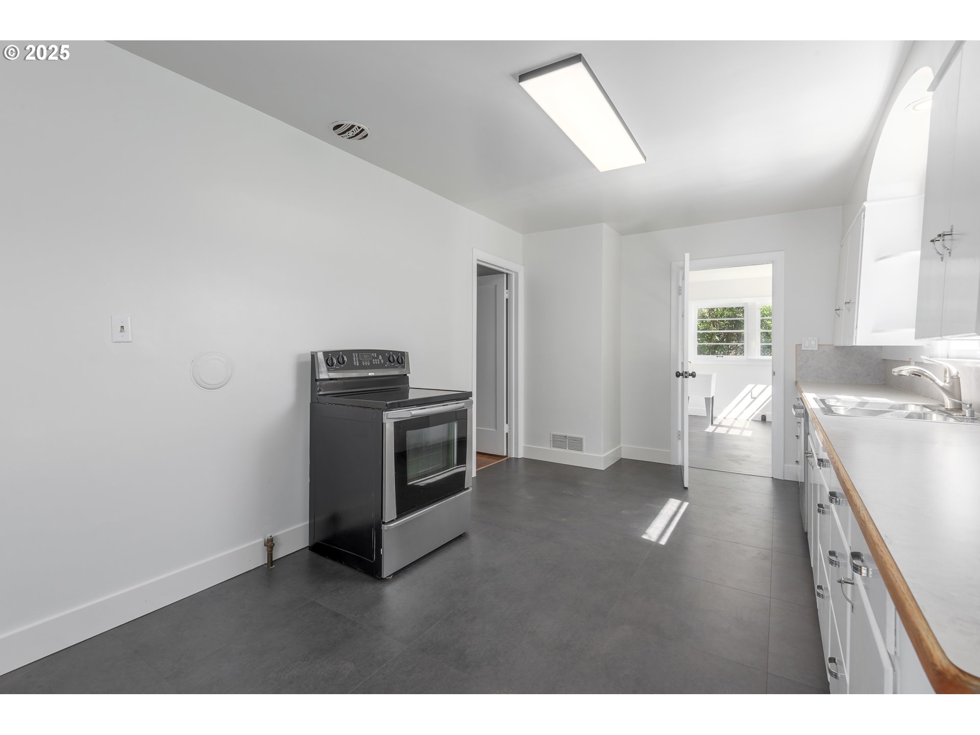 91225 Coburg Road Eugene, OR 97408 - Photo 15 of 46 Kitchen