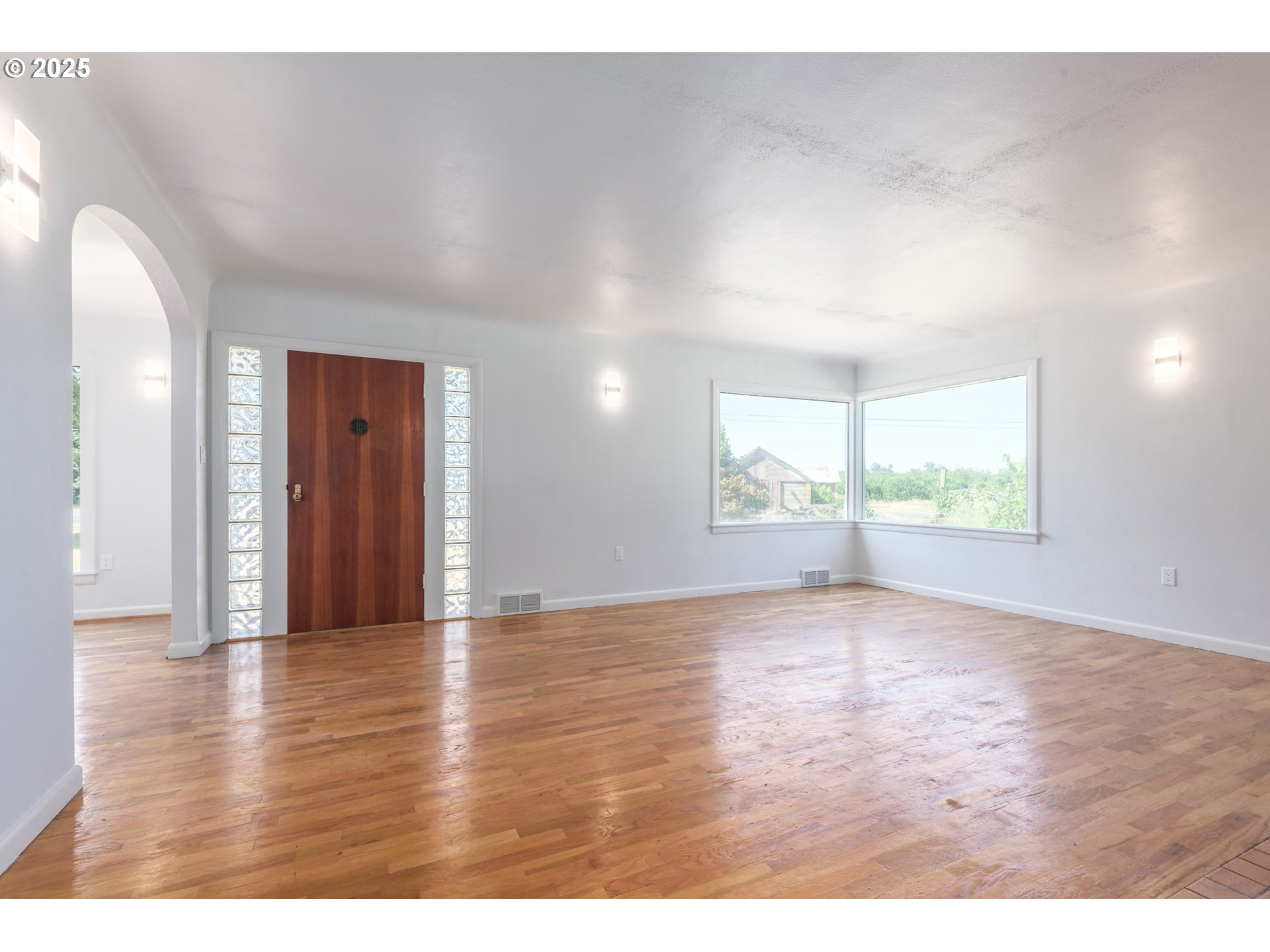 91225 Coburg Road Eugene, OR 97408 - Photo 8 of 46 Living Room