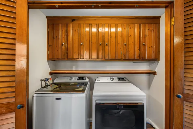 a view of a utility room
